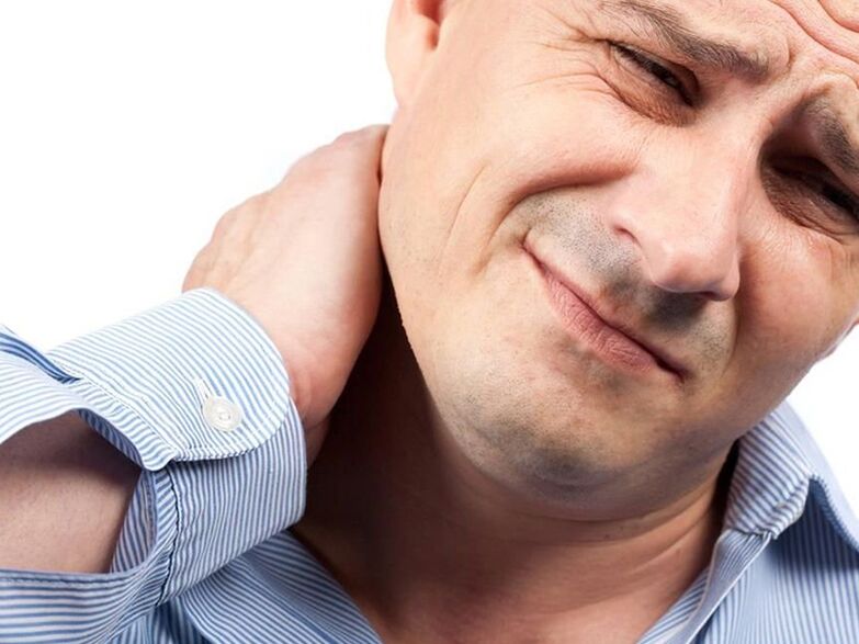 A dor intensa no pescozo sinala a terceira fase da osteocondrose cervical