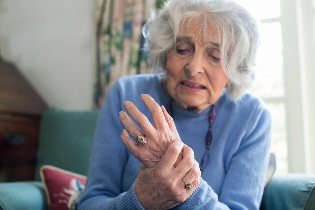 artrose das articulacións das mans nunha muller anciá
